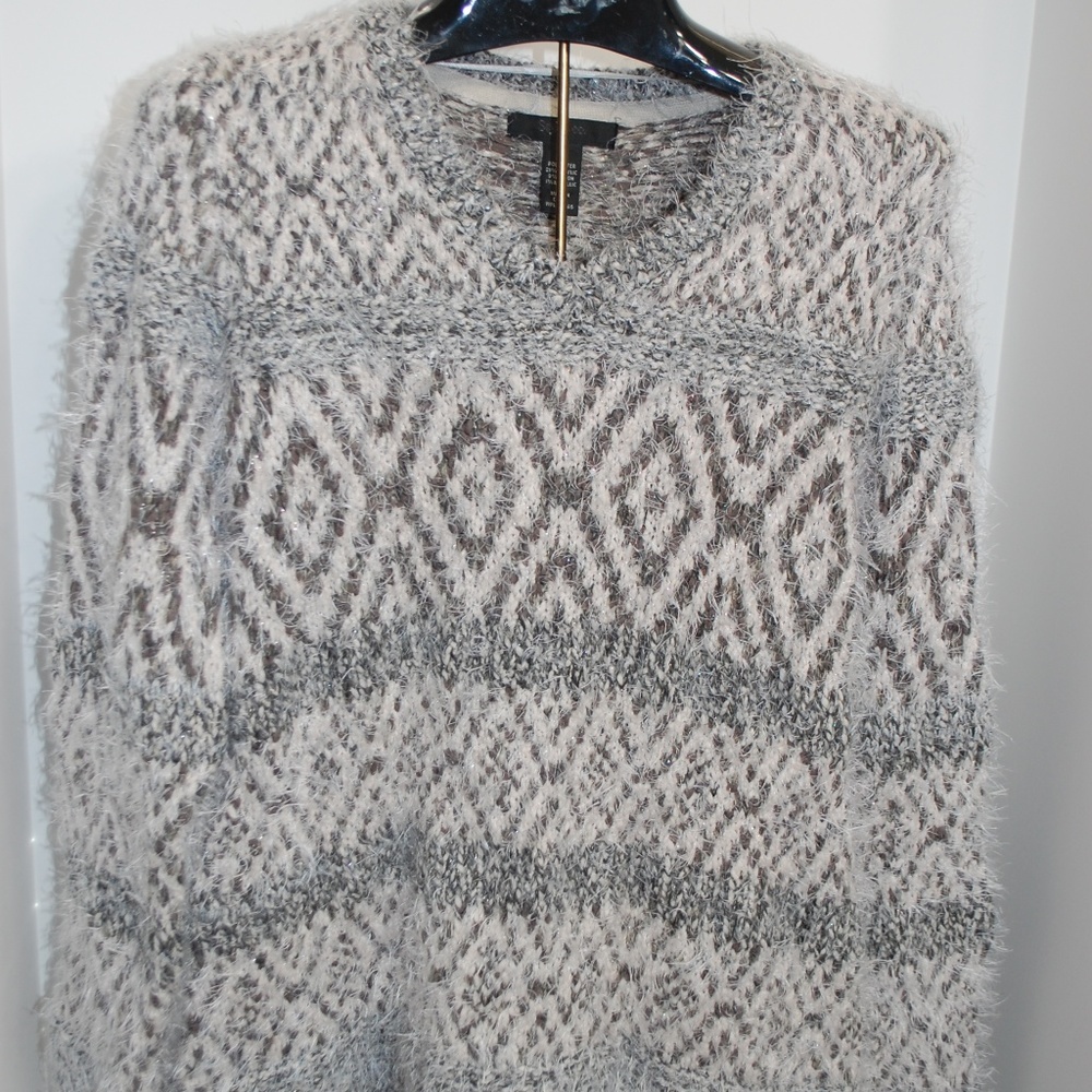 NWOT Style & Co Gray White Silver Vee Neck Sweater